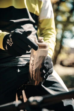 Fidlock Twist Single Bottle 590 Ersatz-Trinkflasche Transparent Schwarz 11 Fidlock Twist Single Bottle 590 Ersatz-Trinkflasche Transparent Schwarz -Ersatzteile GeschÀft fidlock single bottle 590 ml lifestyle 1